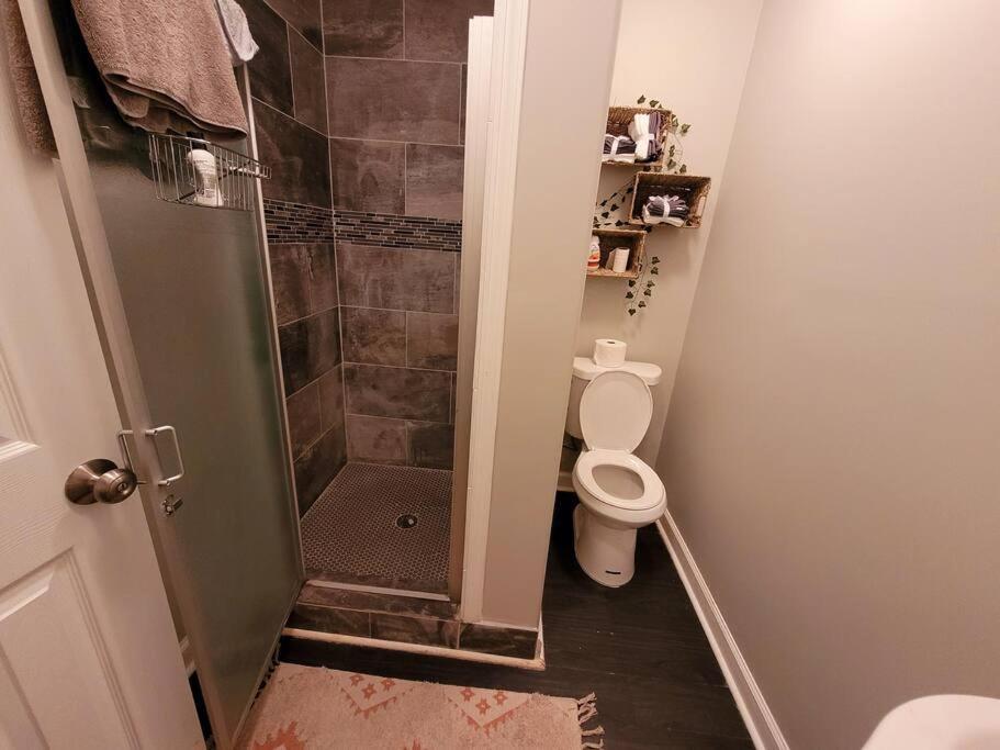 Cozy Delightful Private Near Rhodes College, Shuttle, & Vehicle