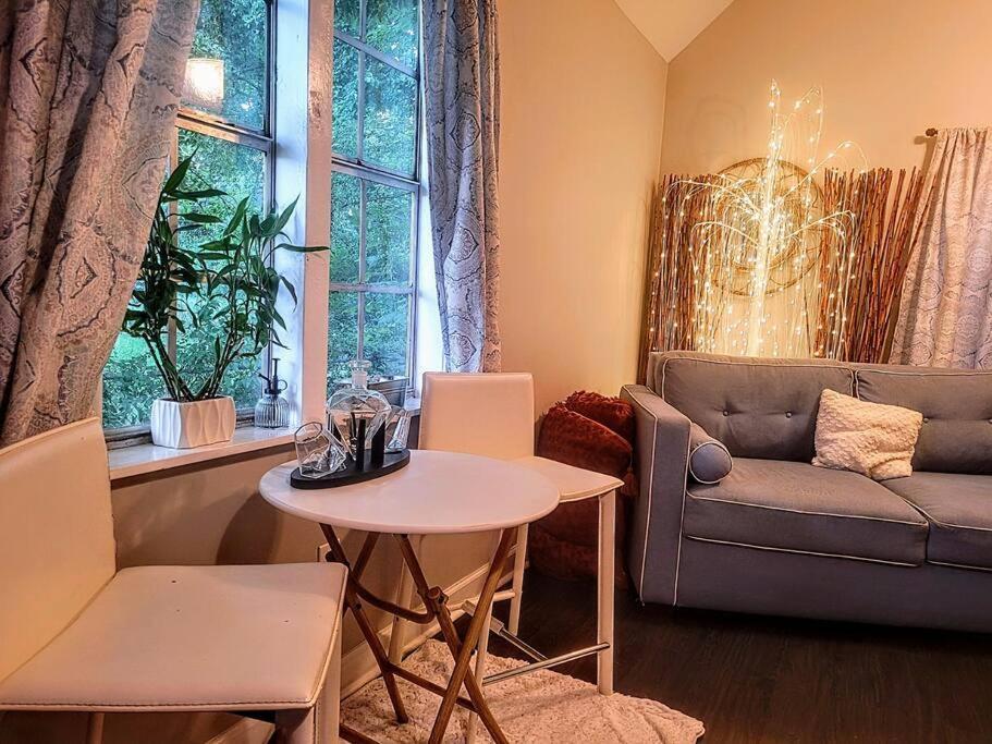 Cozy Delightful Private Near Rhodes College, Shuttle, & Vehicle Appartement *