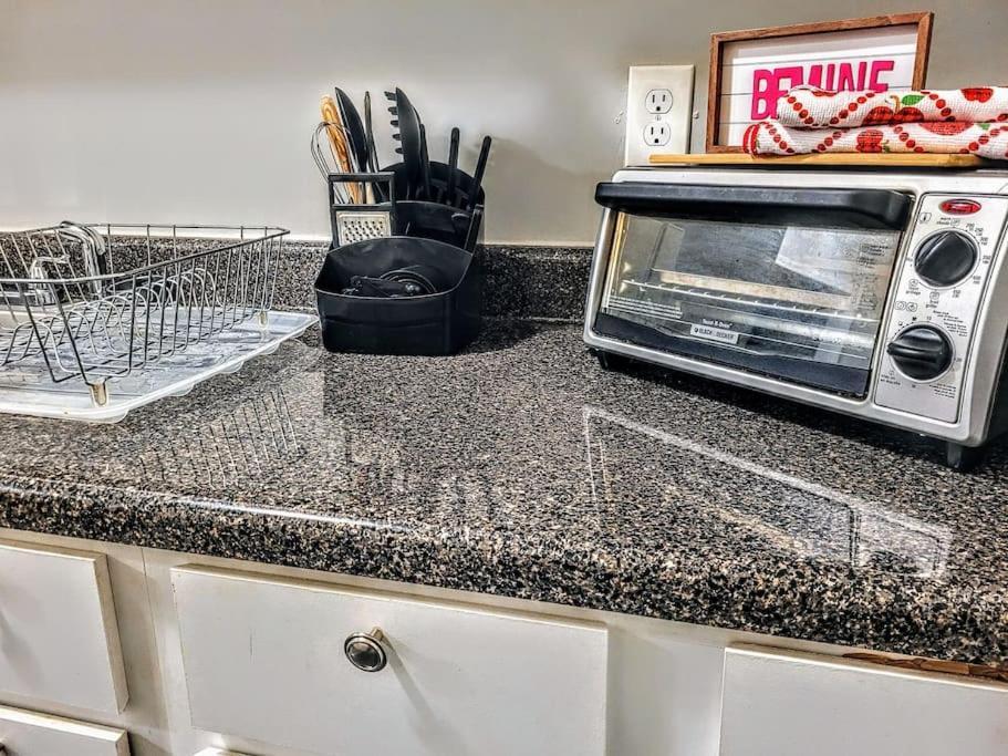 Cozy Delightful Private Near Rhodes College, Shuttle, & Vehicle * Memphis